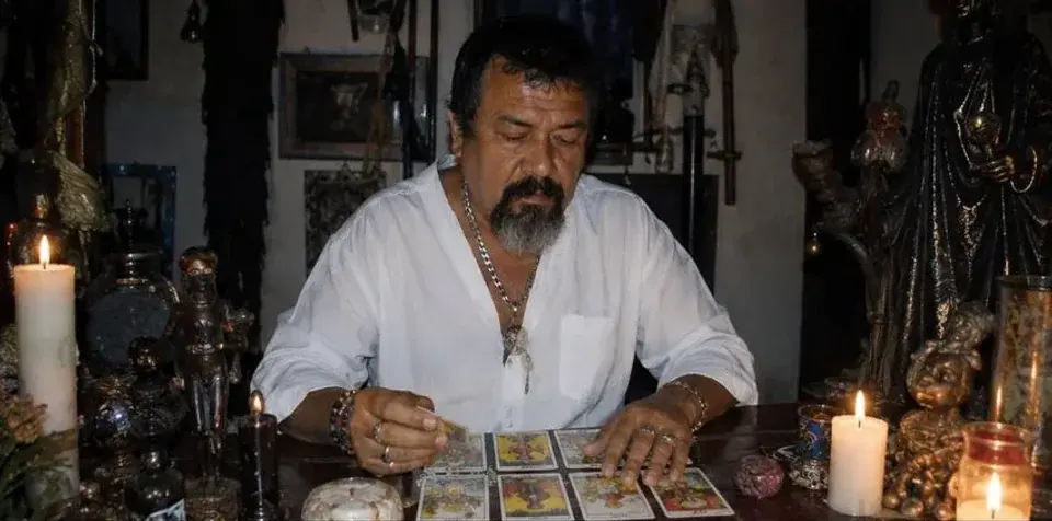 Vidente abriendo una tirada de tarot sobre la mesa