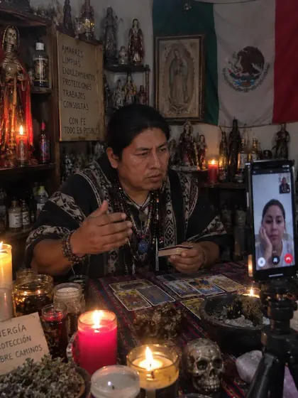 Consulta por videollamada con las cartas del tarot extendidas