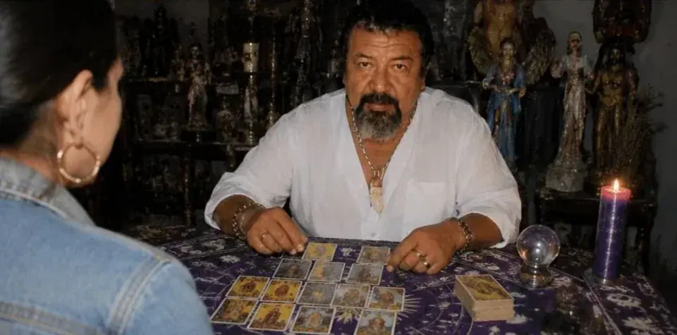 Lectura de tarot a una persona en el altar