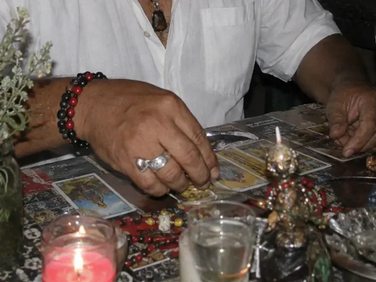Manos del vidente sobre las cartas