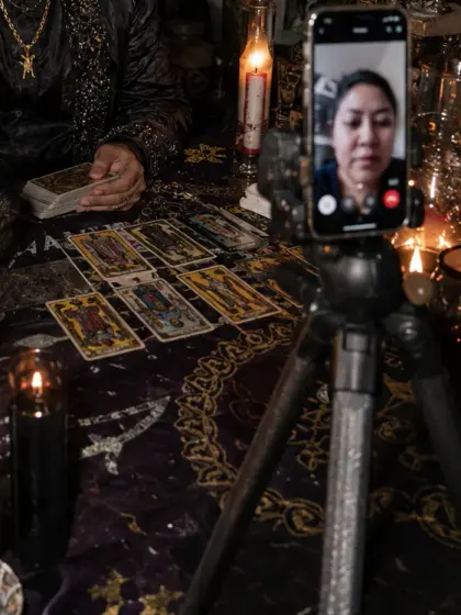 Cartas de tarot junto al teléfono en videollamada