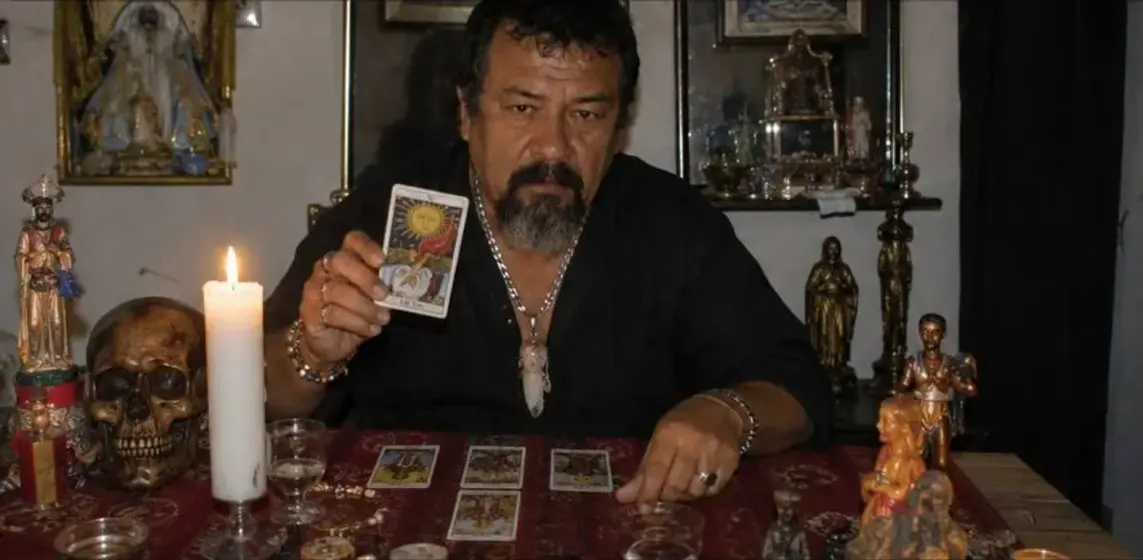 Vidente sosteniendo la carta del Sol