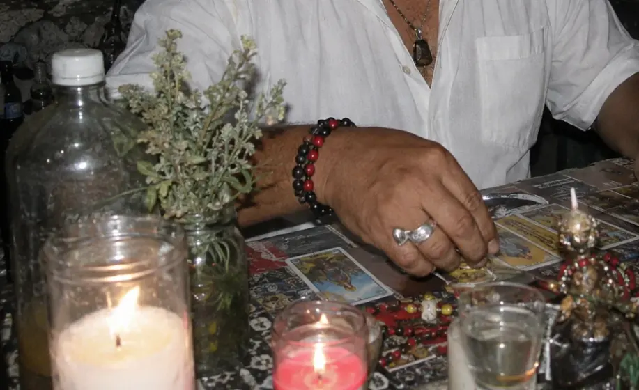 Las manos y las cartas sobre la mesa