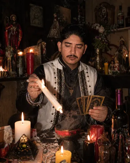 Vidente con cartas y veladora