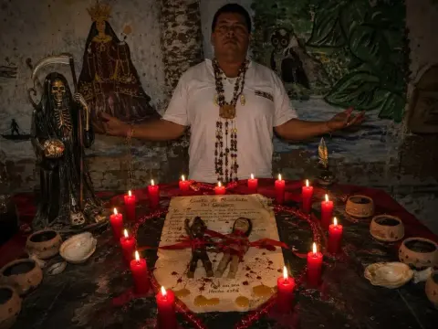 Carta de mandato con dos figuras unidas por un listón rojo