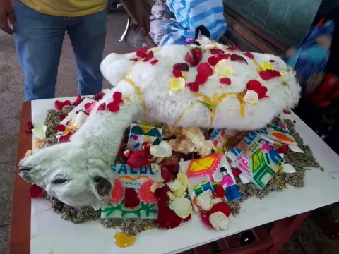 Mesa de ofrenda con placas de trabajo y dinero