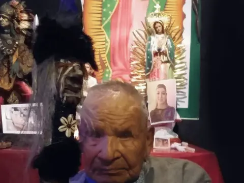 Anciano con bastón ante la Virgen de Guadalupe