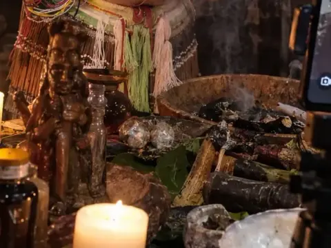 Altar con hierbas y velas