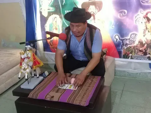 Tirada de tarot abierta sobre un aguayo